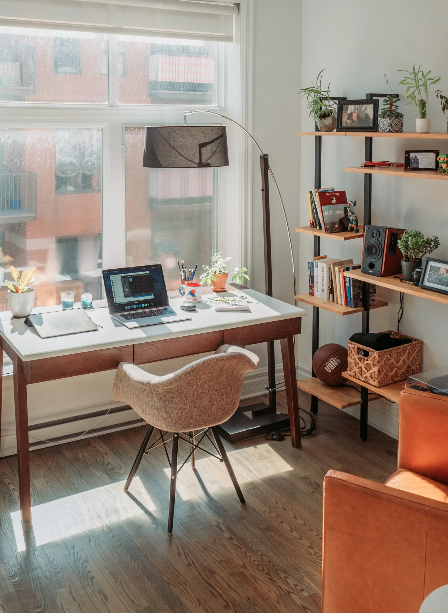 Un espace de travail lumineux à la maison, avec un ordinateur